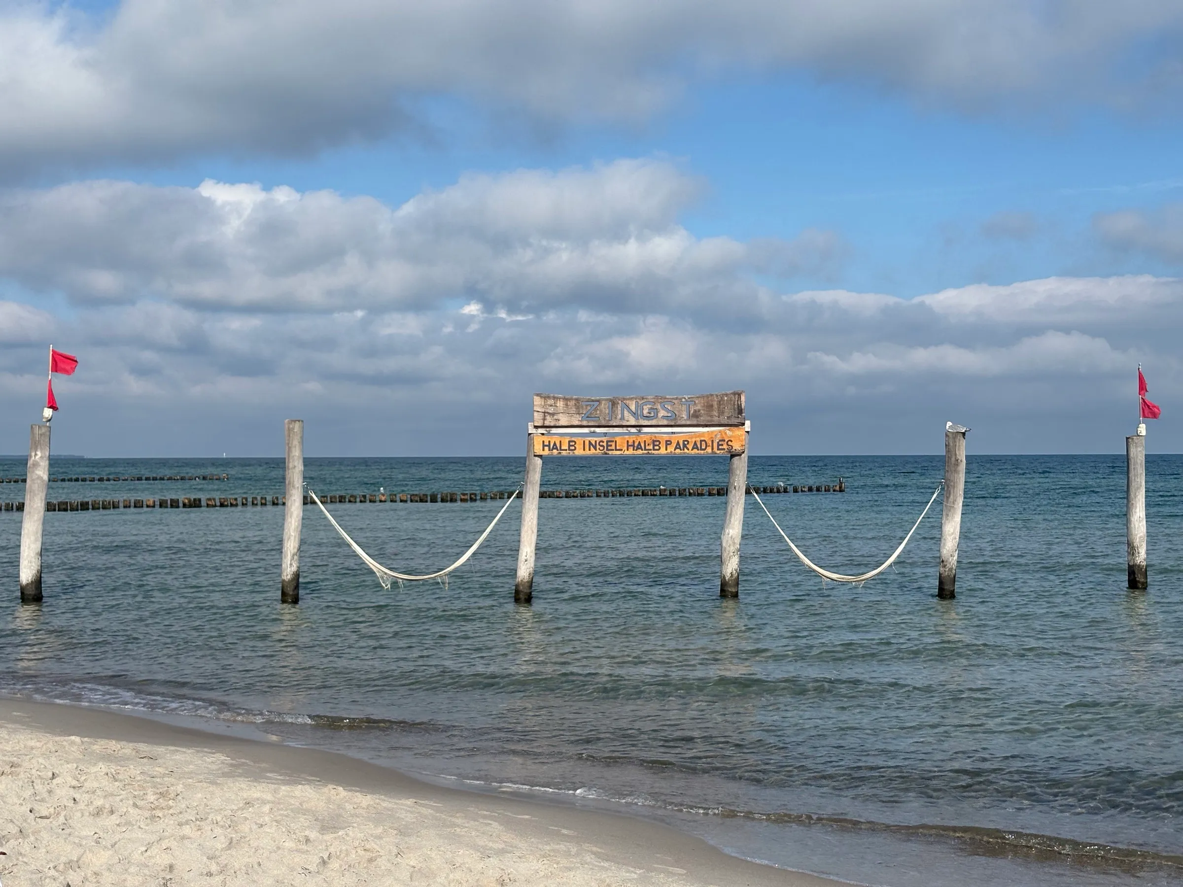 Hängematten zwischen Holzpfählen im Ostseewasser vor Zingst