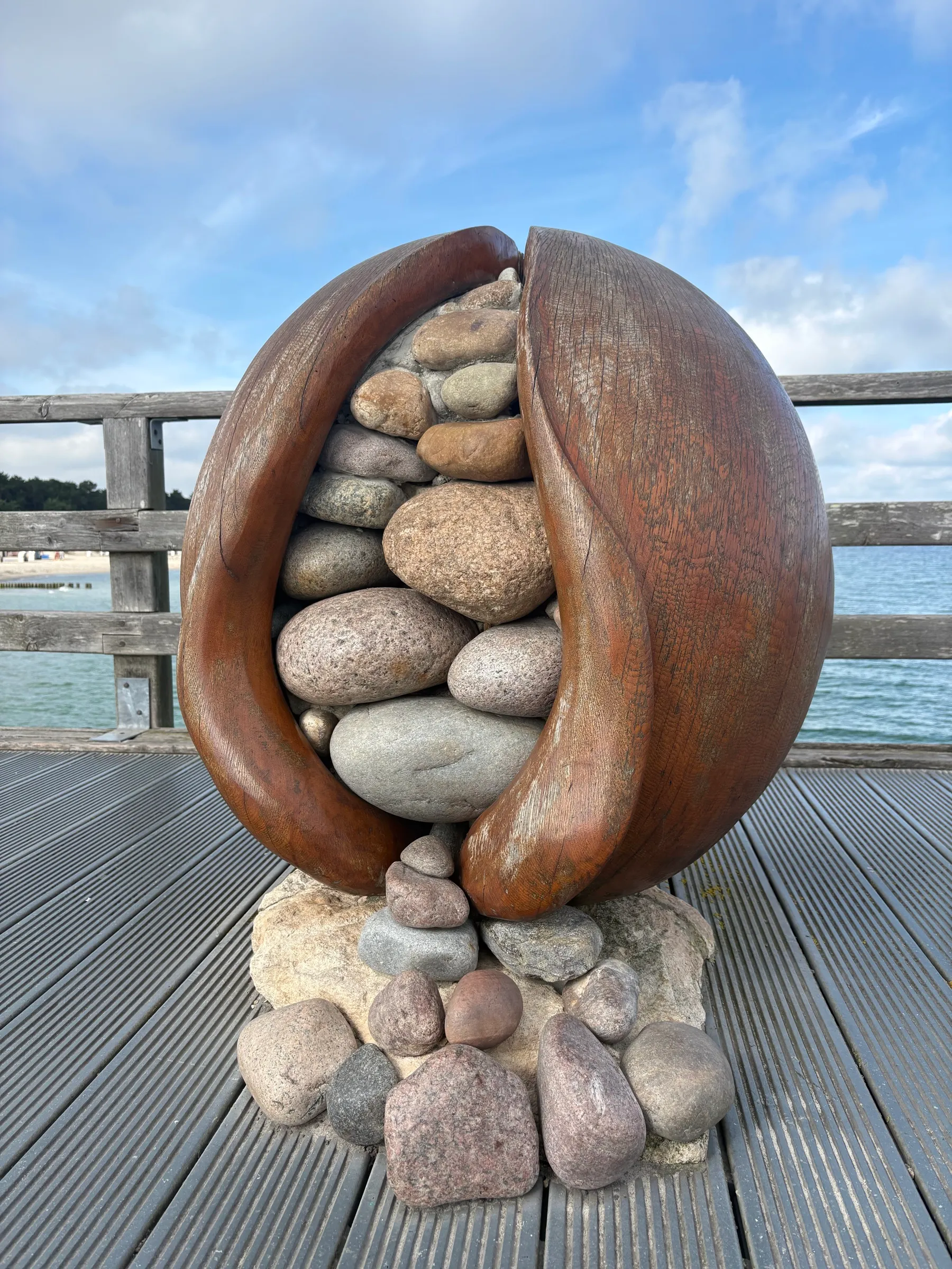 Steinskulptur auf der Seebrücke Zingst, dahinter die Ostsee